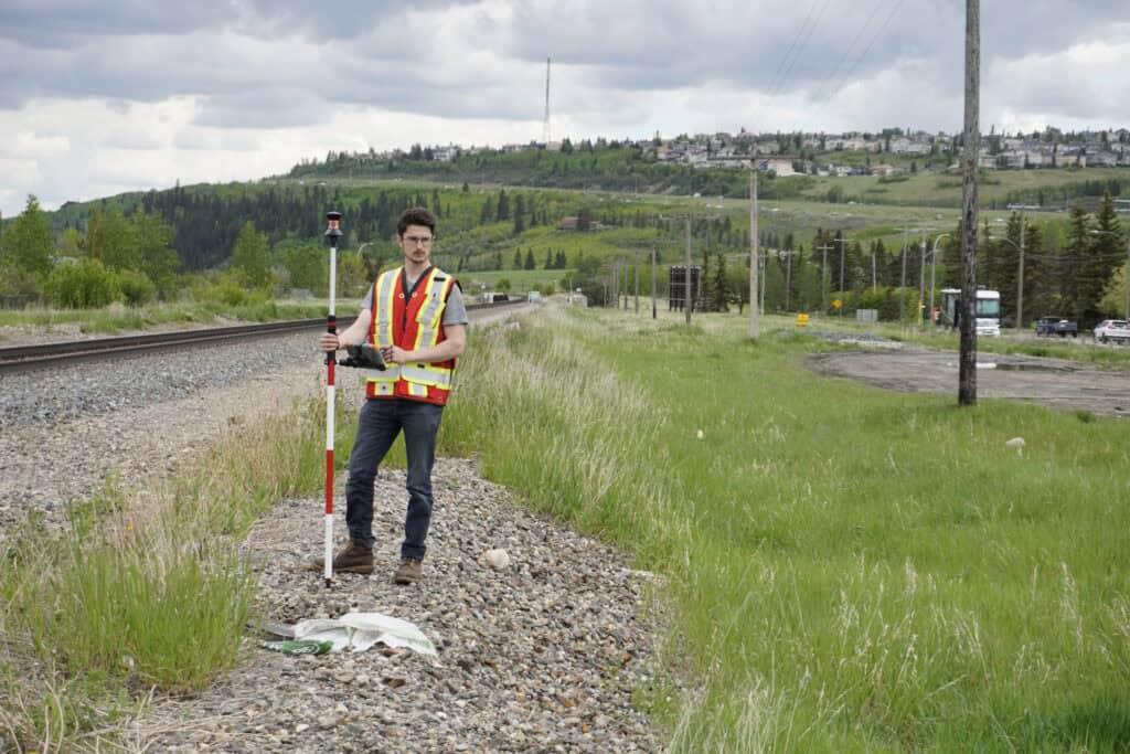 Topographic survey workflow using GNSS and total station near railway corridor